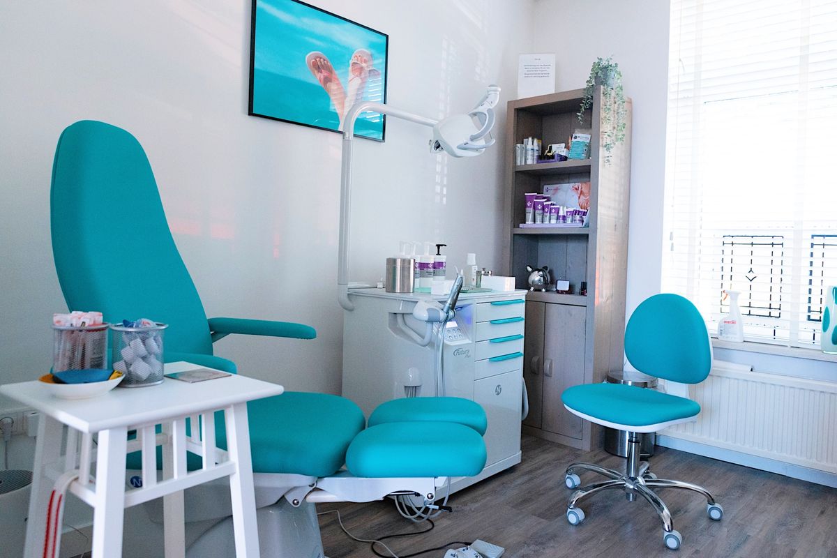 De behandelruimte van Pedicure Manita met behandelstoel en apparatuur